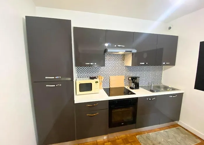 Le 107 - - Chu - La Conciergerie. *